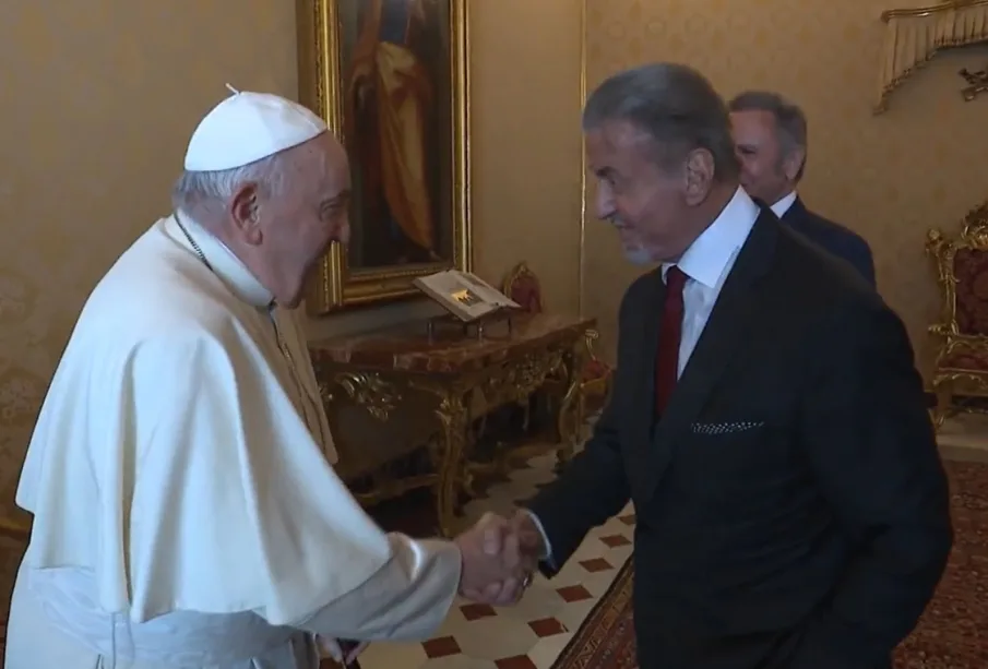 Sylvester Stallone y el papa Francisco.