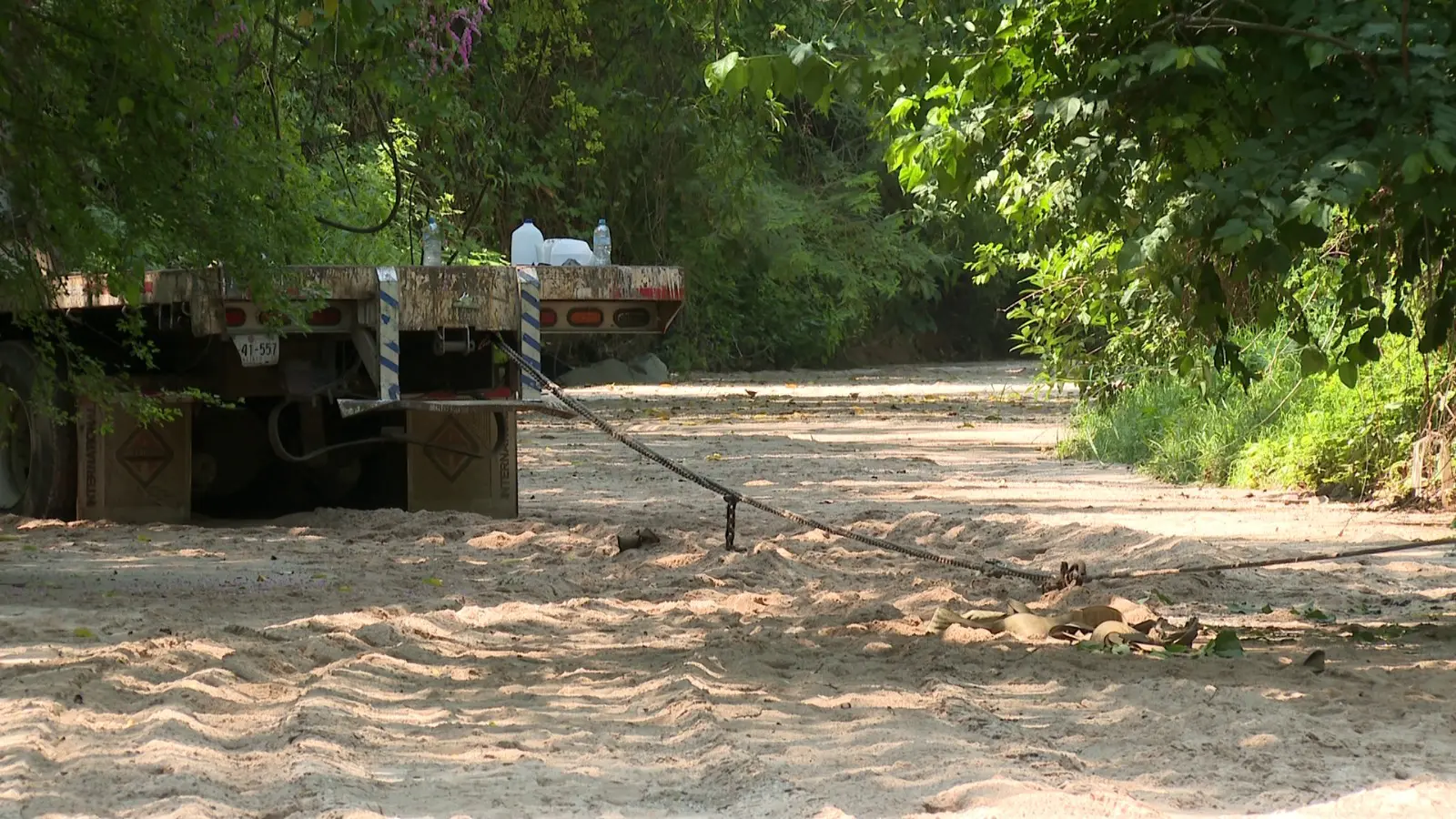 Camión de carga abandonado y encadenado