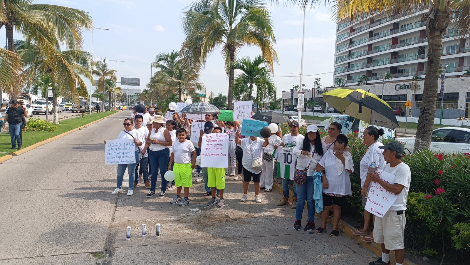 Manifestación en la la Avenida Francisco Medina Ascencio por Omar Segobia.