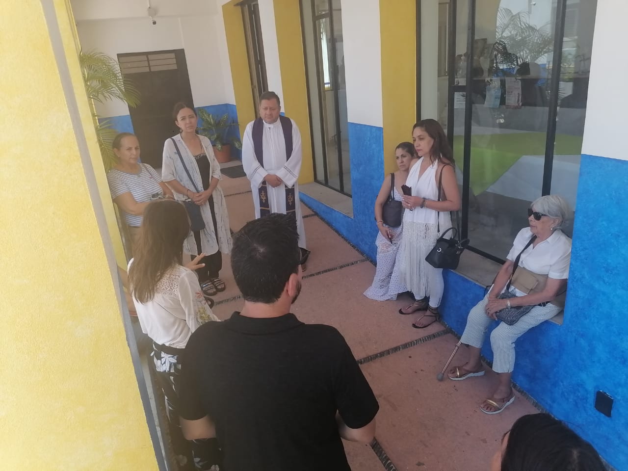 Personas junto al sacerdote Aranda en la galeria del museo parroquial