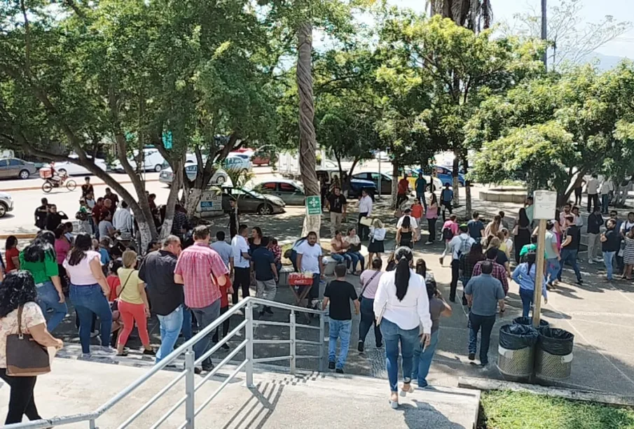 Gente saliendo a las calles por simulacro