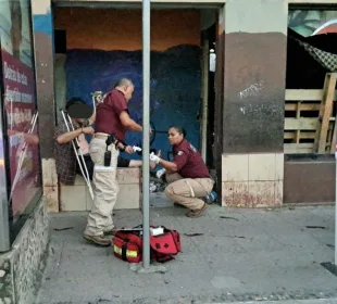 Personal de Bomberos atendiendo a hombre herido