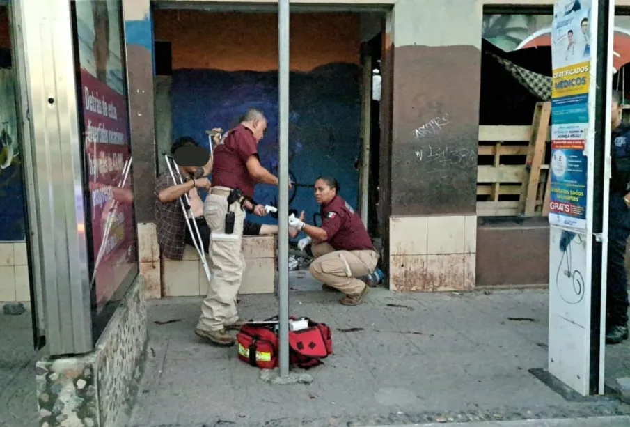 Personal de Bomberos atendiendo a hombre herido