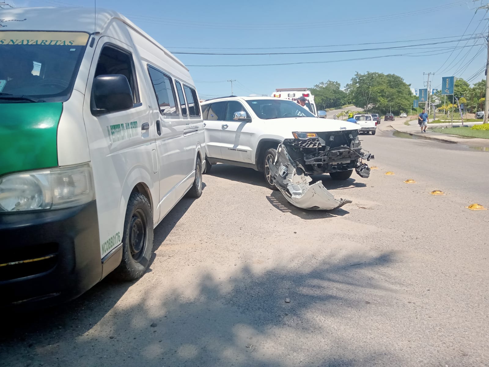 Combi chocada en Nuevo Vallarta