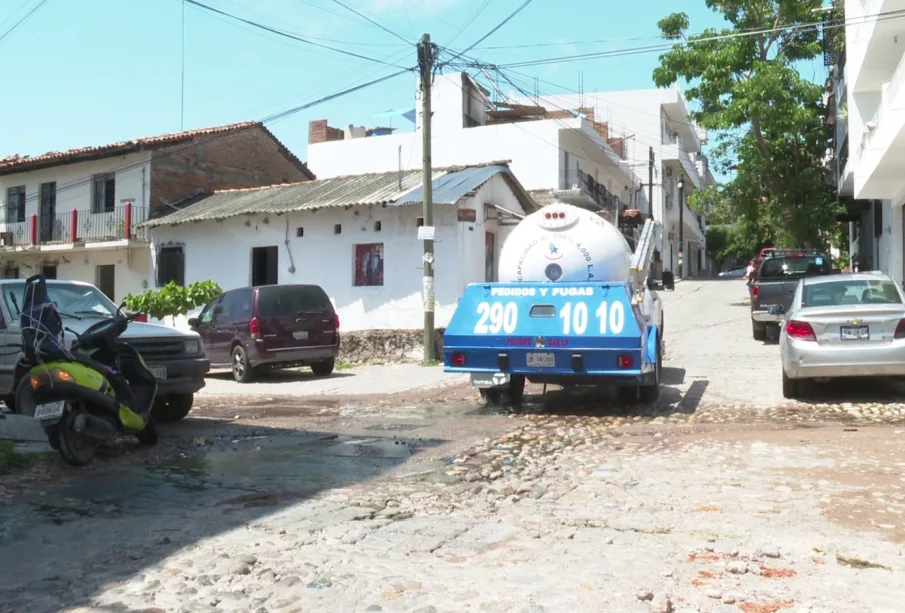 Pipa de gas en calles de Vallarta