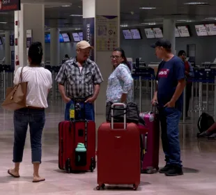 Turistas en los pasillos del aeropuerto de Puerto Vallarta