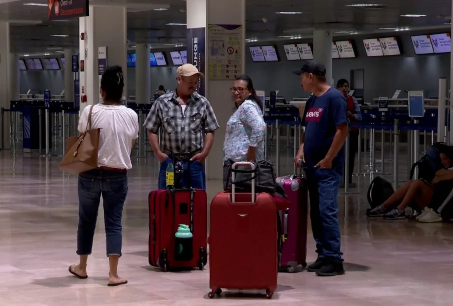 Turistas en los pasillos del aeropuerto de Puerto Vallarta