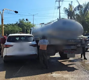 Choque de pipa y automóvil en la carretera estatal 544