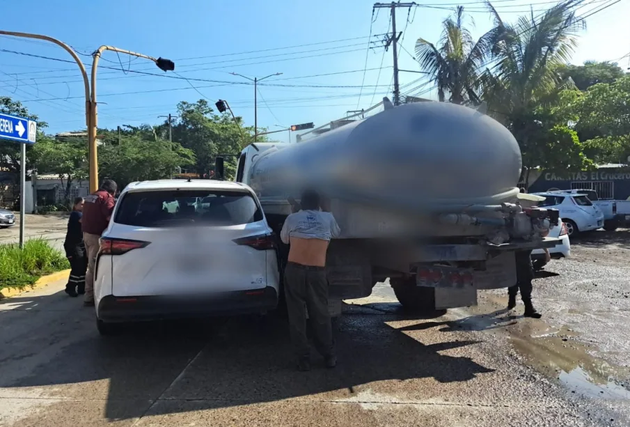 Choque de pipa y automóvil en la carretera estatal 544