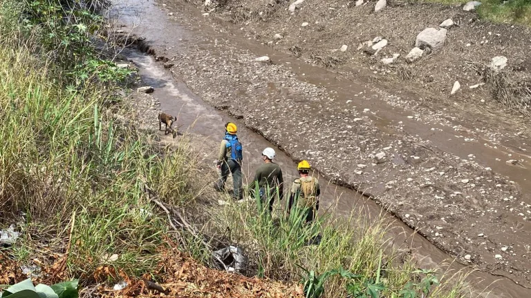 Cuerpos de emergencia con binomio recorriendo arroyo El Jalocote