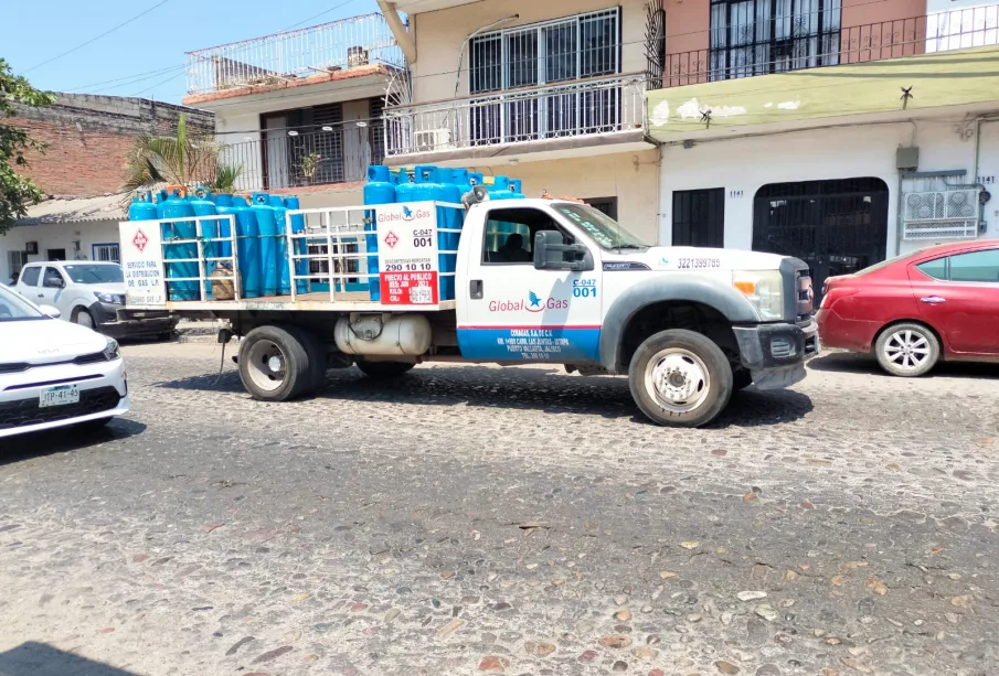 Camión de gas circulando en calles de vallarta