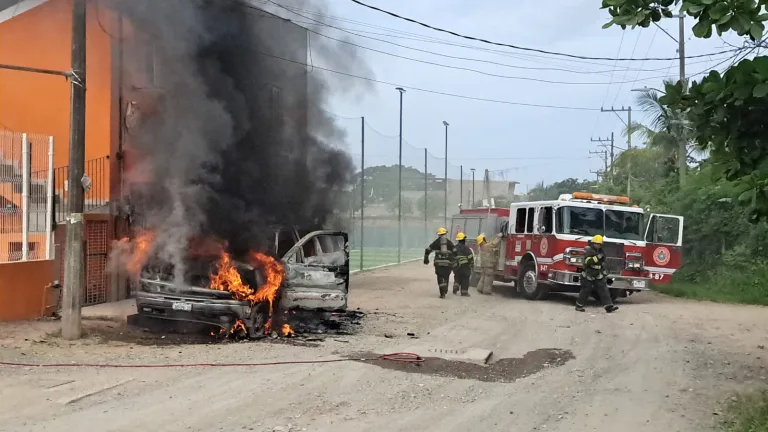 Auto en llamas y bomberos sin agua