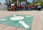 Alumnos en la explanada del CUCosta por sismo