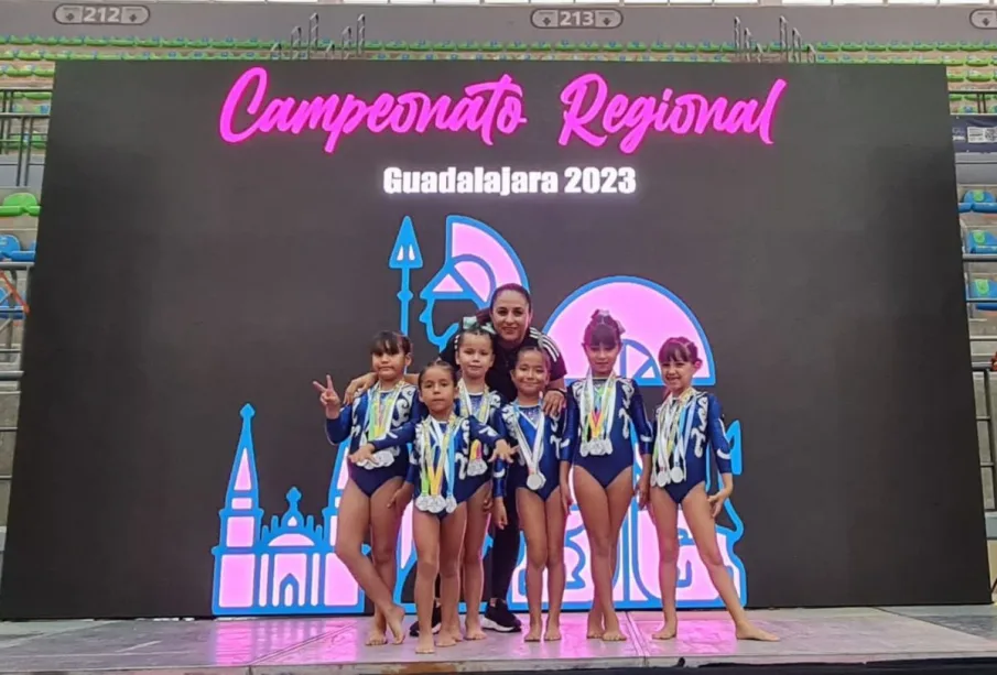 Gimnastas vallartenses en competencia