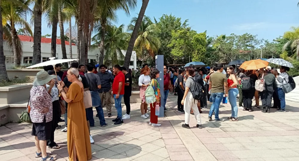 Personas en la explanada del CUCosta por sismo