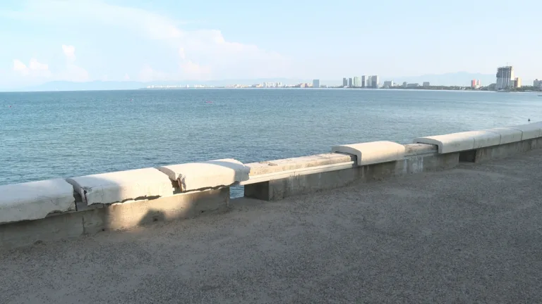 Borde del malecón dañado