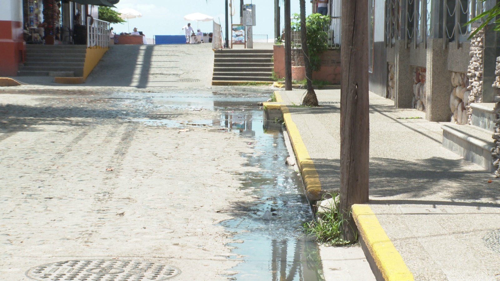 Fuga de agua en el centro. 