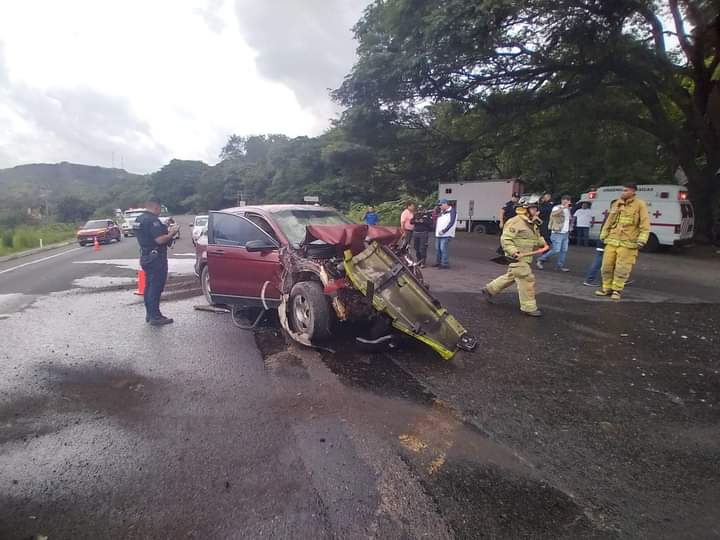 Auto de Guillermo de León Sánchez en la autopista Tepic-San Blas.