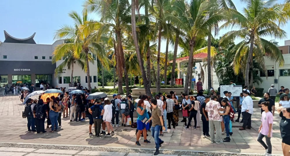 Personas en el patio del CUCosta por sismo