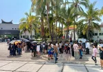 Personas en el patio del CUCosta por sismo