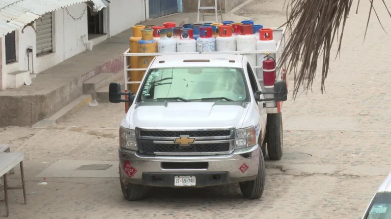 Camión de gas circulando en la calle