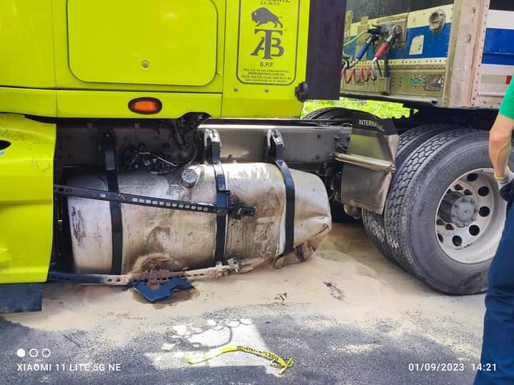 Tráiler amarillo en la autopista Tepic-San Blas