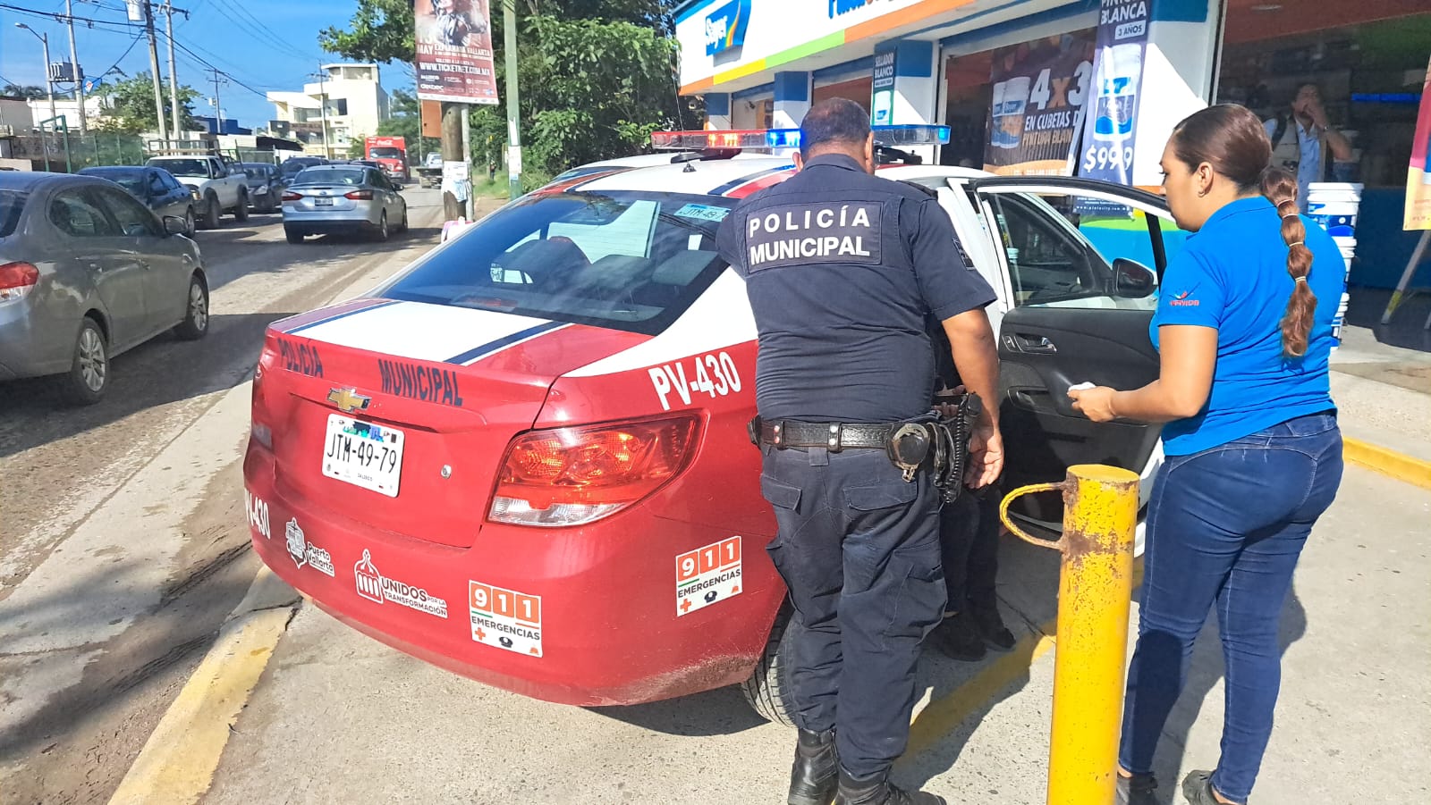 Mujer atropellada en la calle Revolución es atendida por policía