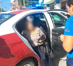 Mujer atropellada siendo atendida.