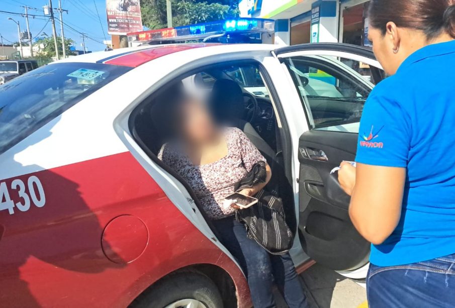 Mujer atropellada siendo atendida.