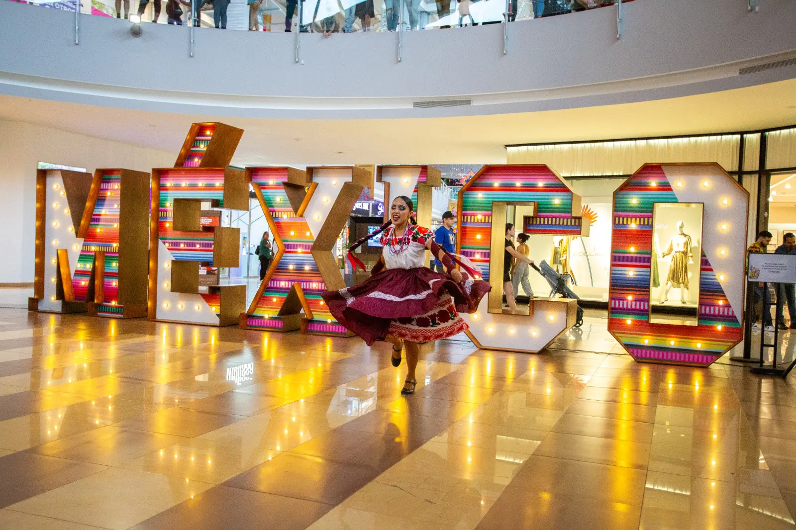 Mujer con traje regional bailando