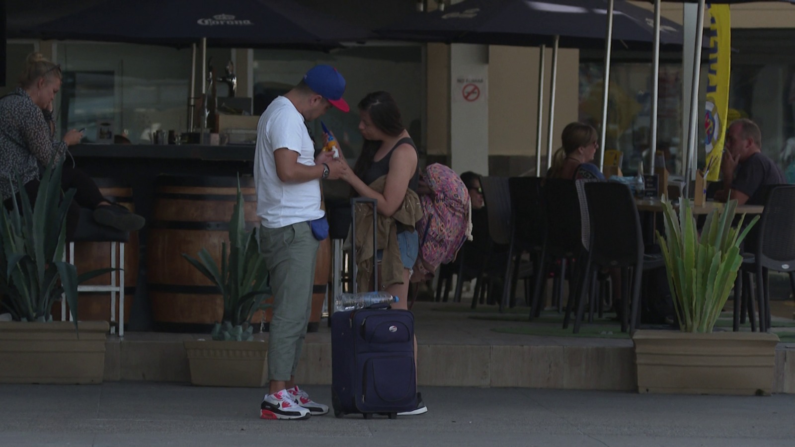 Pareja de turistas en el centro de Puerto Vallarta.