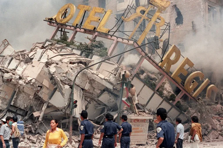 Hotel Regis desplomado por terremoto del 85