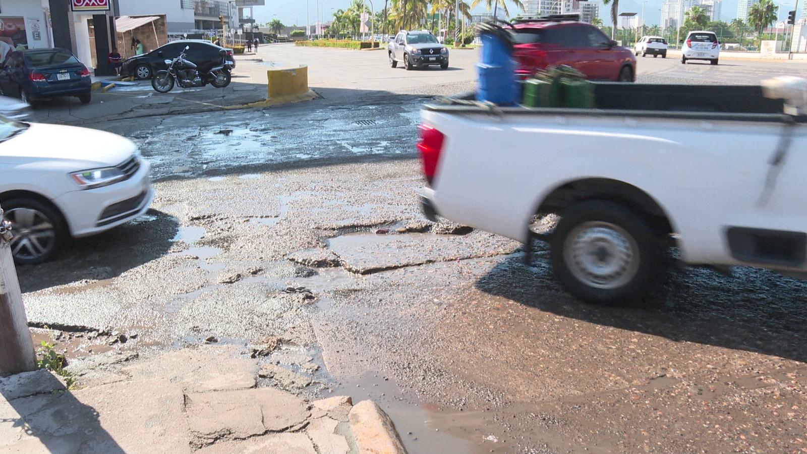 Cruce de las calles Politécnico Nacional y Medina Ascencio llena de baches y aguas negras