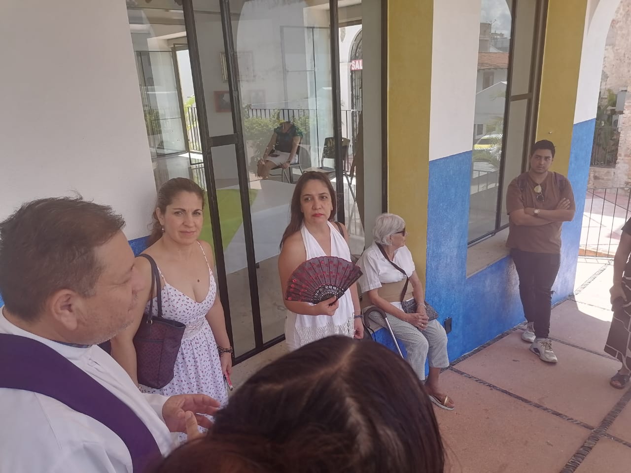 Sacerdote Arturo Arana López en el museo parroquial