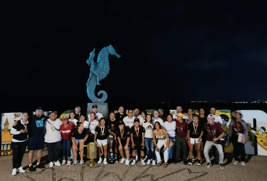 Selección femenil vallartense en el malecón de Vallarta celebrando