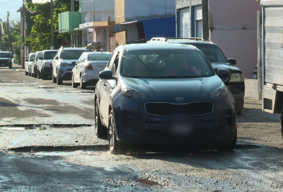 Automóvil pasando por calles de Valle Dorado.