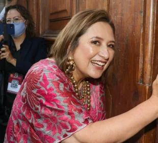 Xóchitl Gálvez tocando puerta de Palacio