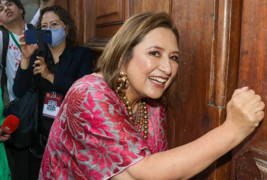 Xóchitl Gálvez tocando puerta de Palacio