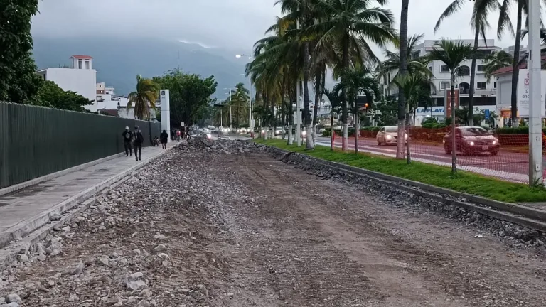 gente caminando paralelo a obras de pavimentación