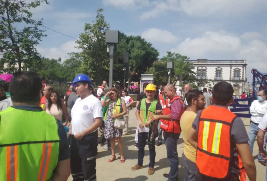 Evacuan a las personas tras sismos