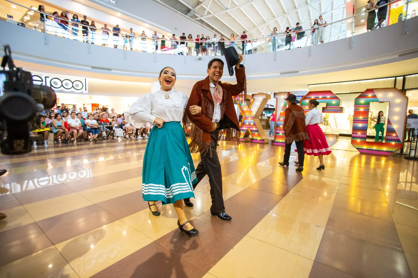 Pareja con trájes regionales bailando
