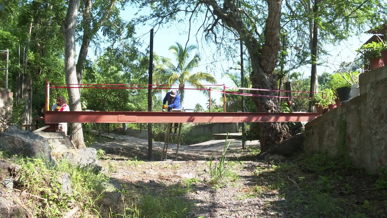 Personal del ayuntamiento soldando puente peatonal