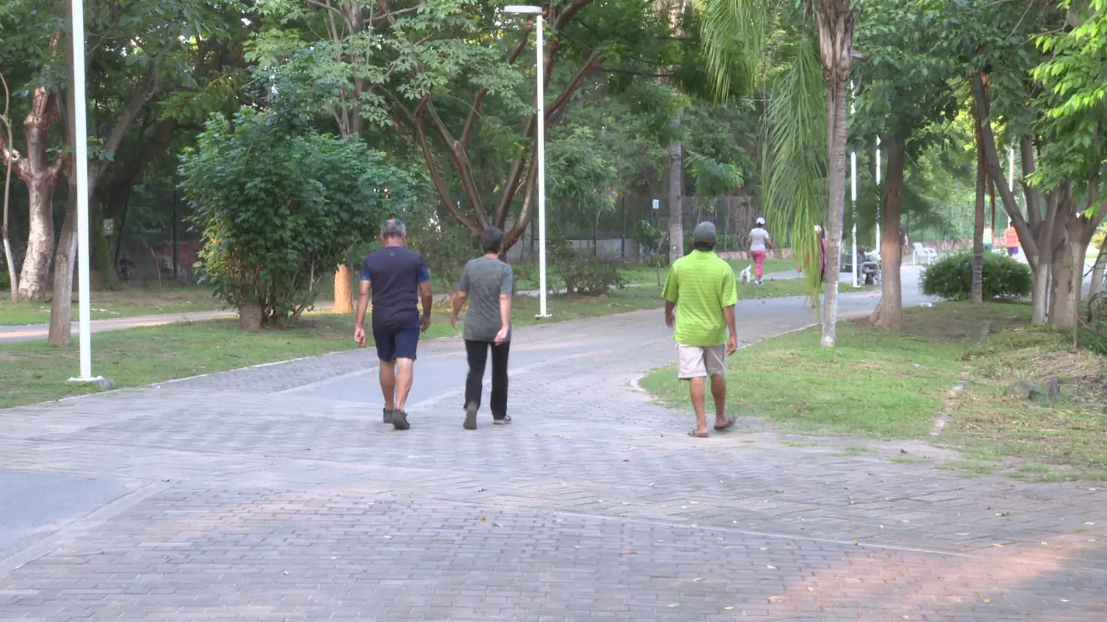 Personas caminando en el parque lineal