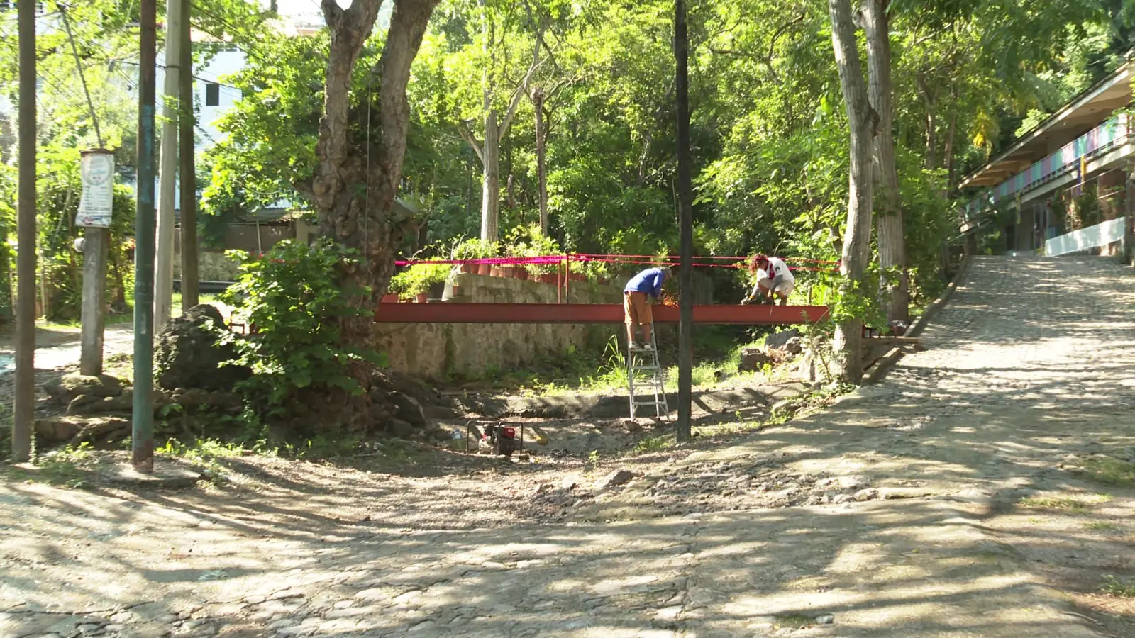 Puente peatonal en la colonia Agua Azul.