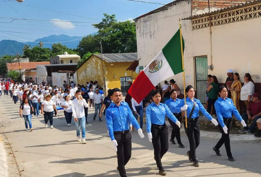 Desfile militar en Bahía de Banderas
