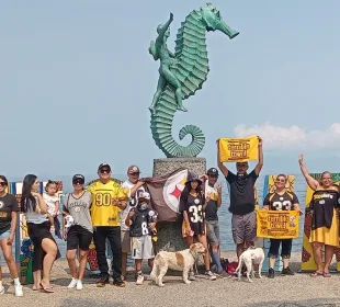 Acereros de Pittsburgh fans en foto anual en el Caballito Puerto Vallarta