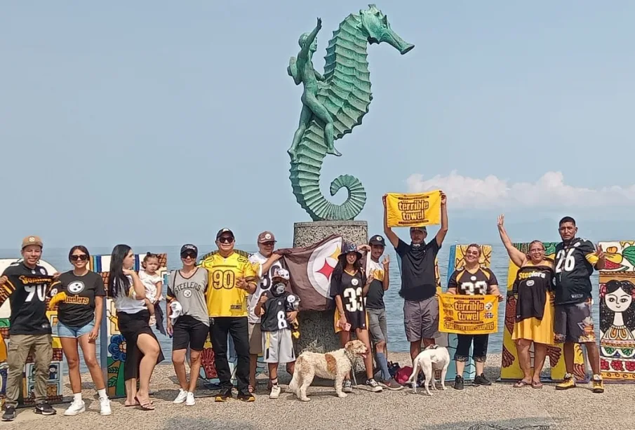 Acereros de Pittsburgh fans en foto anual en el Caballito Puerto Vallarta