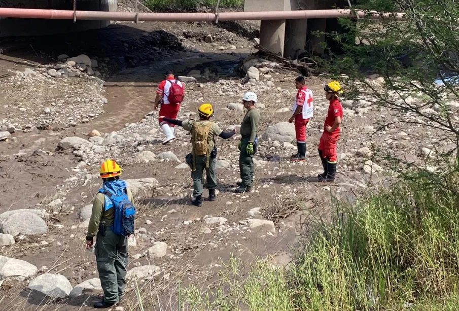 Elementos de emergencia revisando arroyo de Autlán de Navarro