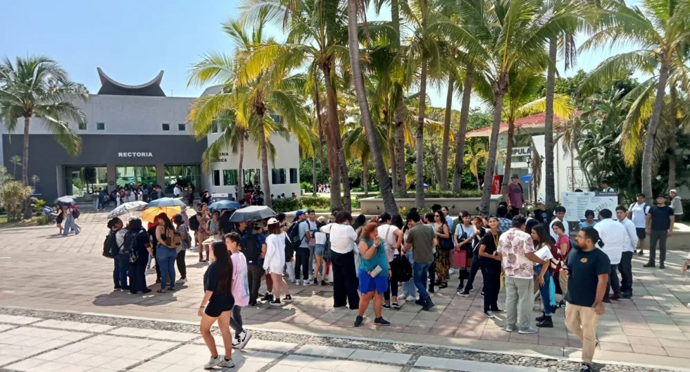 Personas evacuadas en el patio del CUCosta por sismo