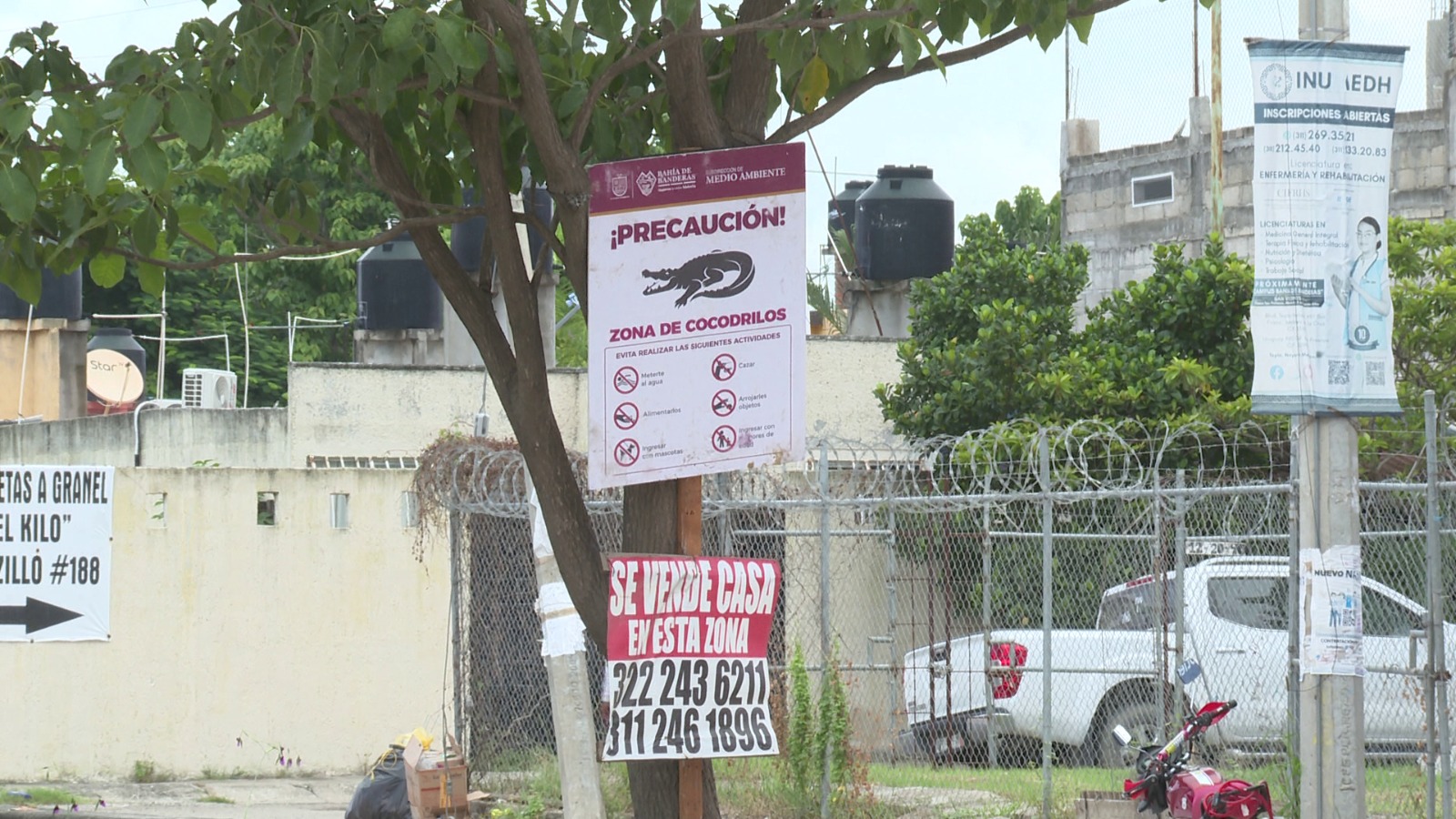 Letrero de advertencia de cocodrilos en la zona